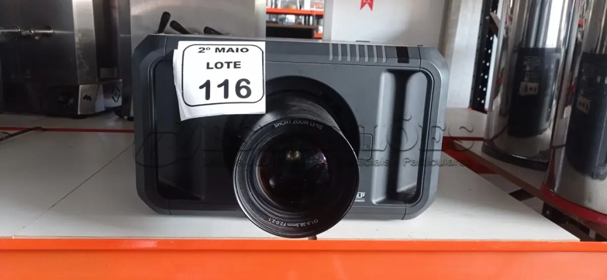 LOTE 116 - 01 PROJETOR PROFISSIONAL DE ALTA POTÊNCIA MARCA SANYO. (NO ESTADO) ATENÇÃO! FAZER A VISITAÇÃO ANTES DE ARREMATAR, NÃO SABEMOS SE FUNCIONA, LEILÃO NÃO TEM GARANTIA E NEM DEVOLUÇÃO, SUJEITO A POSSÍVEIS AVARIAS VISÍVEIS/OCULTAS E/OU AUSÊNCIA DE COMPONENTES.