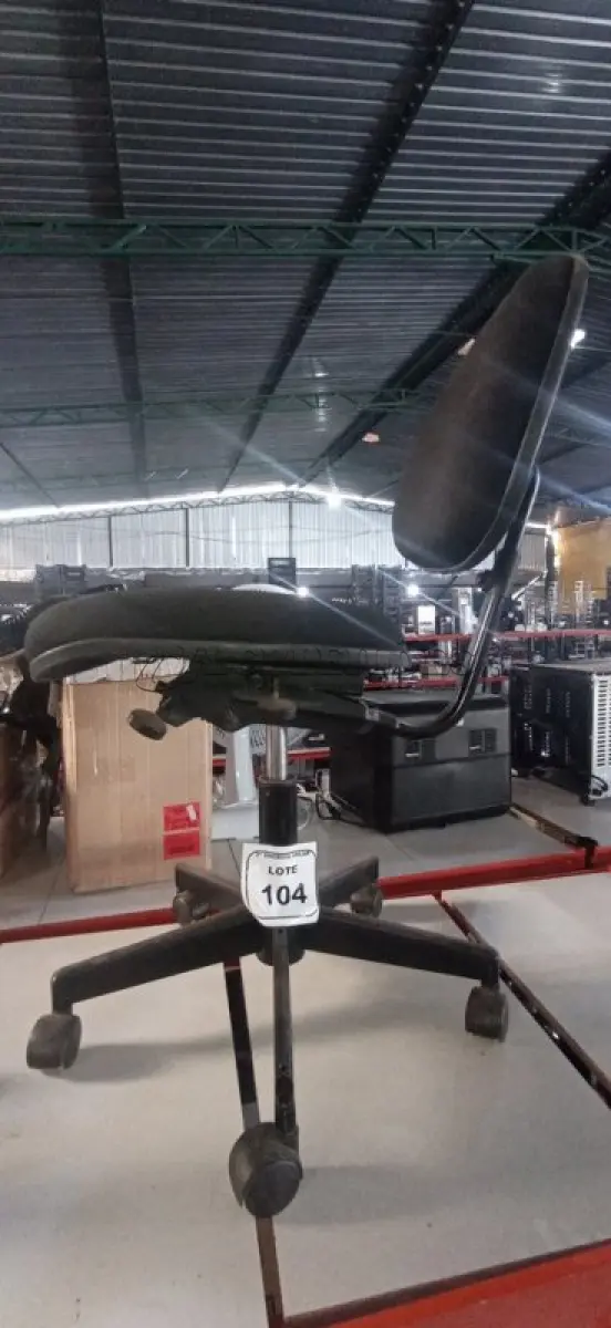 LOTE 104 - 01 CADEIRA GIRATÓRIA PARA ESCRITÓRIO. (NO ESTADO) ATENÇÃO! FAZER A VISITAÇÃO ANTES DE ARREMATAR, NÃO SABEMOS SE FUNCIONA, LEILÃO NÃO TEM GARANTIA E NEM DEVOLUÇÃO, SUJEITO A POSSÍVEIS AVARIAS VISÍVEIS/OCULTAS E/OU AUSÊNCIA DE COMPONENTES.