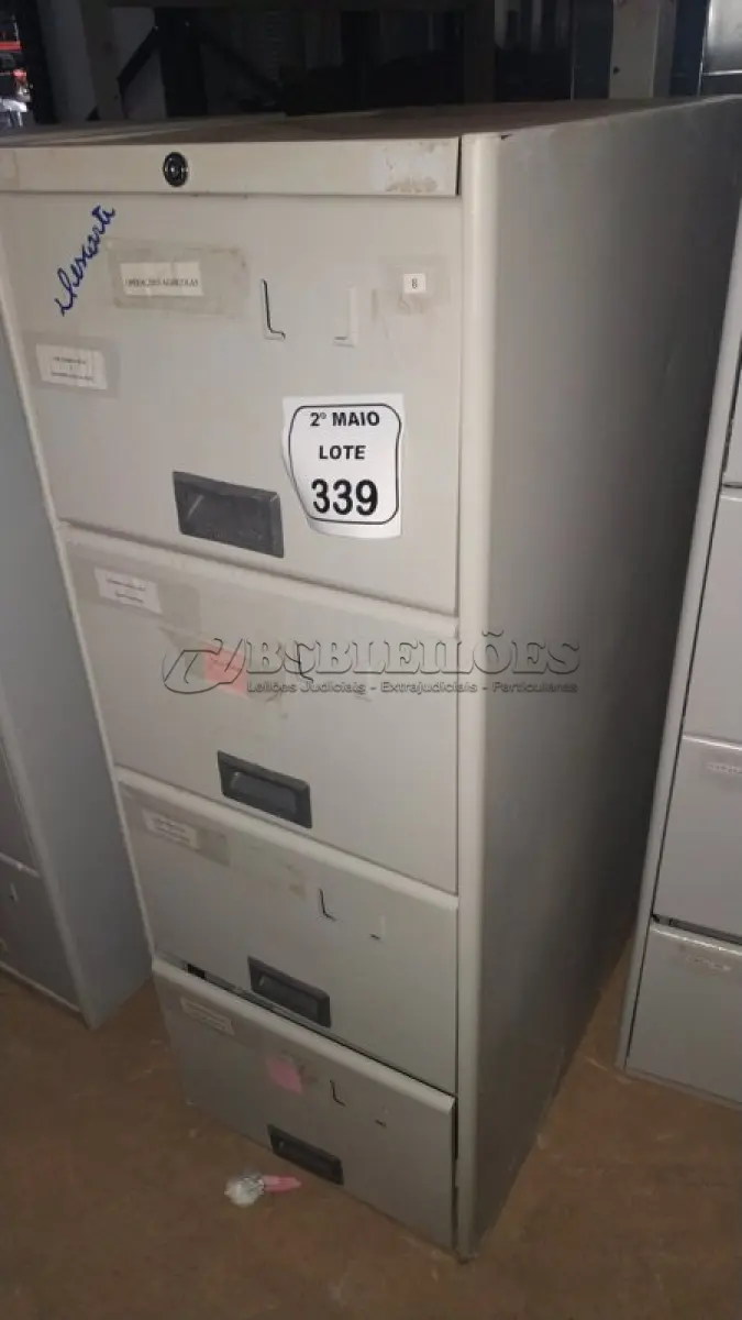LOTE 339 - 01 ARQUIVO DE AÇO COM 04 GAVETAS. (NO ESTADO) ATENÇÃO! FAZER A VISITAÇÃO ANTES DE ARREMATAR, NÃO SABEMOS SE FUNCIONA, LEILÃO NÃO TEM GARANTIA E NEM DEVOLUÇÃO, SUJEITO A POSSÍVEIS AVARIAS VISÍVEIS/OCULTAS E/OU AUSÊNCIA DE COMPONENTES.