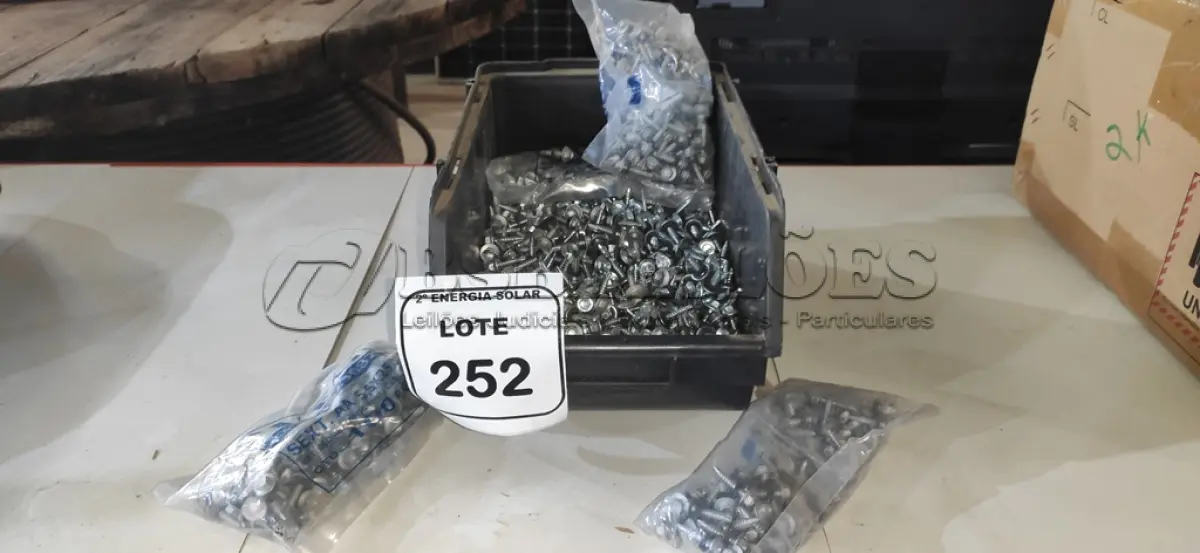 LOTE 252 - 01 CAIXA COM PARAFUSOS SEXTAVADOS AUTO BROCANTE 5.5X25. (NO ESTADO) ATENÇÃO! FAZER A VISITAÇÃO ANTES DE ARREMATAR, NÃO SABEMOS SE FUNCIONA, LEILÃO NÃO TEM GARANTIA E NEM DEVOLUÇÃO, SUJEITO A POSSÍVEIS AVARIAS VISÍVEIS/OCULTAS E/OU AUSÊNCIA DE COMPONENTES.