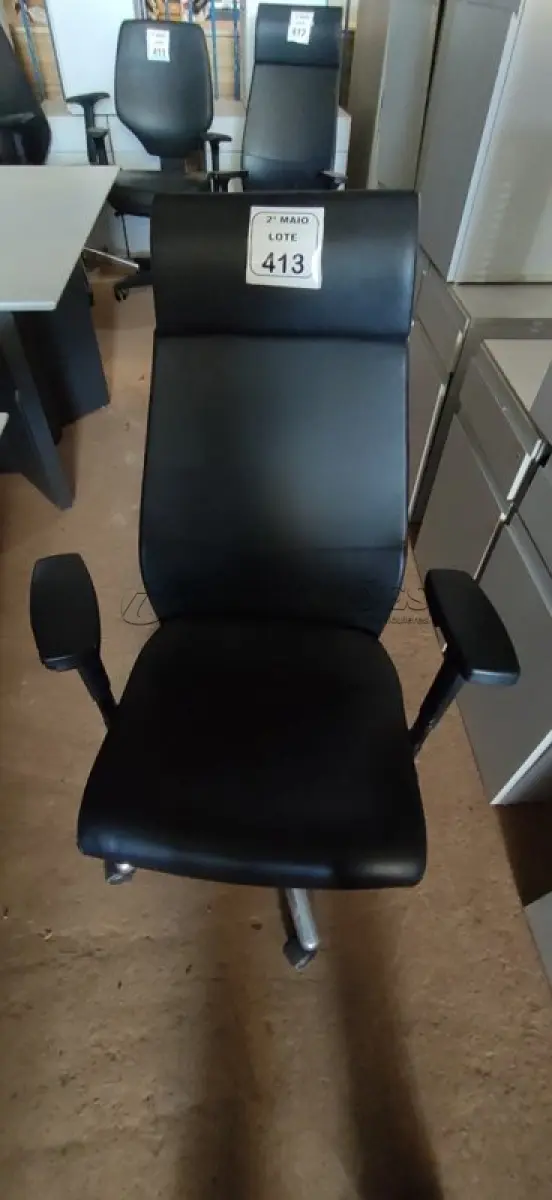 LOTE 413 - 01 CADEIRA GIRATÓRIA PARA ESCRITÓRIO COM ESPALDAR ALTO. (NO ESTADO) ATENÇÃO! FAZER A VISITAÇÃO ANTES DE ARREMATAR, NÃO SABEMOS SE FUNCIONA, LEILÃO NÃO TEM GARANTIA E NEM DEVOLUÇÃO, SUJEITO A POSSÍVEIS AVARIAS VISÍVEIS/OCULTAS E/OU AUSÊNCIA DE COMPONENTES.