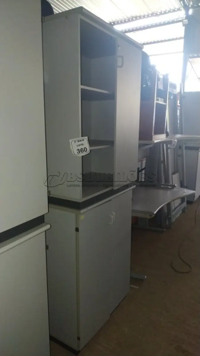 LOTE 360 - 02 ARMÁRIOS EM MADEIRA COM 02 PORTAS CADA. (NO ESTADO) ATENÇÃO! FAZER A VISITAÇÃO ANTES DE ARREMATAR, NÃO SABEMOS SE FUNCIONA, LEILÃO NÃO TEM GARANTIA E NEM DEVOLUÇÃO, SUJEITO A POSSÍVEIS AVARIAS VISÍVEIS/OCULTAS E/OU AUSÊNCIA DE COMPONENTES.