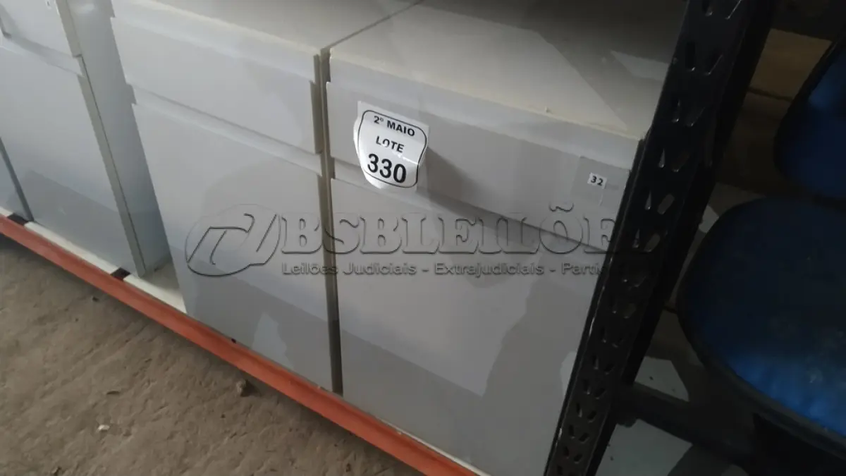LOTE 330 - 02 ARMÁRIOS PARA CPU COM 01 PORTA E 01 GAVETA. (NO ESTADO) ATENÇÃO! FAZER A VISITAÇÃO ANTES DE ARREMATAR, NÃO SABEMOS SE FUNCIONA, LEILÃO NÃO TEM GARANTIA E NEM DEVOLUÇÃO, SUJEITO A POSSÍVEIS AVARIAS VISÍVEIS/OCULTAS E/OU AUSÊNCIA DE COMPONENTES.
