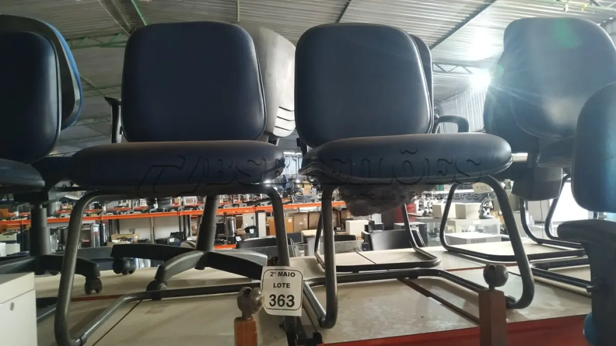 LOTE 363 - 02 CADEIRAS COM PÉS FIXOS NA COR AZUL. (NO ESTADO) ATENÇÃO! FAZER A VISITAÇÃO ANTES DE ARREMATAR, NÃO SABEMOS SE FUNCIONA, LEILÃO NÃO TEM GARANTIA E NEM DEVOLUÇÃO, SUJEITO A POSSÍVEIS AVARIAS VISÍVEIS/OCULTAS E/OU AUSÊNCIA DE COMPONENTES.