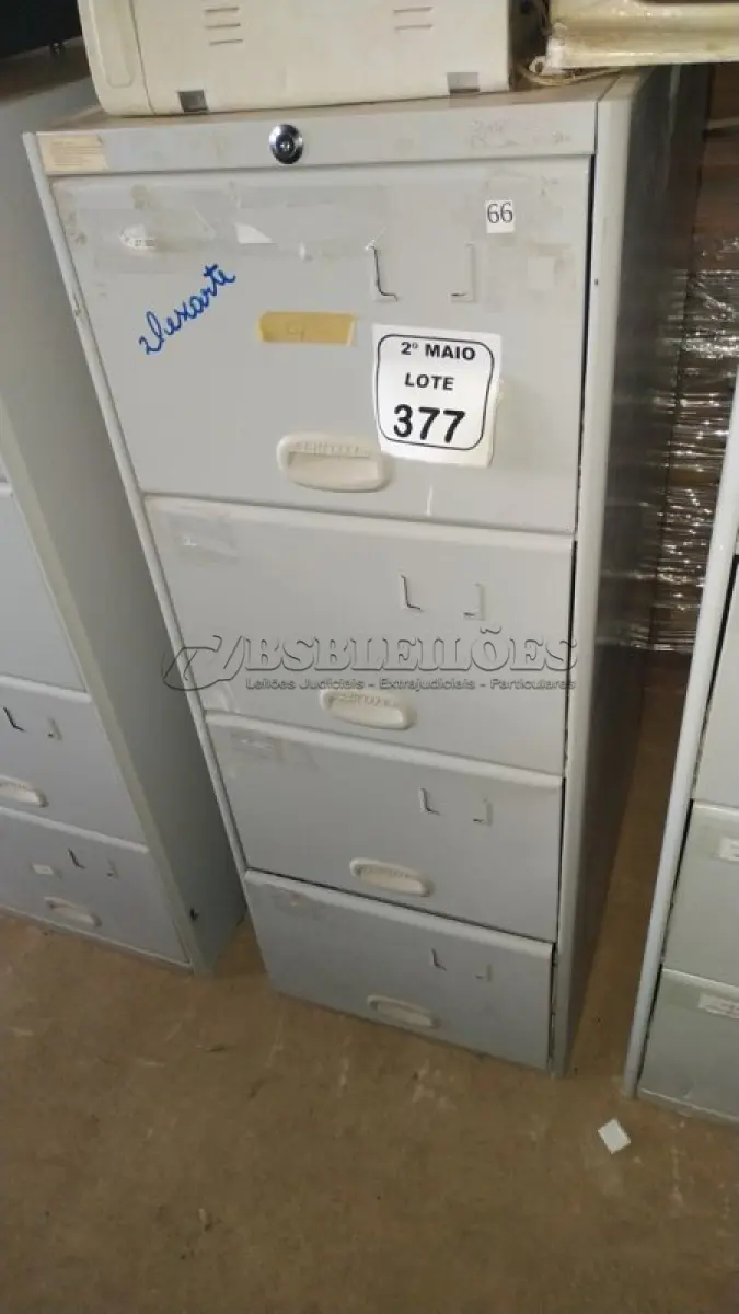 LOTE 377 - 01 ARQUIVO DE AÇO COM 04 GAVETAS. (NO ESTADO) ATENÇÃO! FAZER A VISITAÇÃO ANTES DE ARREMATAR, NÃO SABEMOS SE FUNCIONA, LEILÃO NÃO TEM GARANTIA E NEM DEVOLUÇÃO, SUJEITO A POSSÍVEIS AVARIAS VISÍVEIS/OCULTAS E/OU AUSÊNCIA DE COMPONENTES.