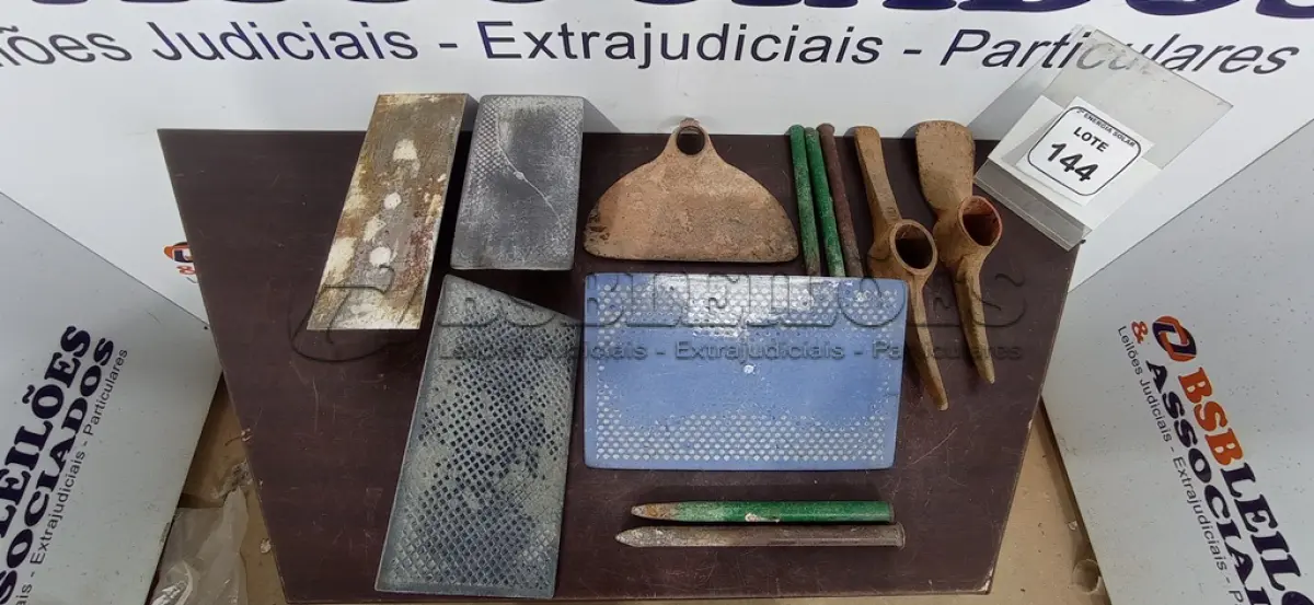 LOTE 144 - 02 PICARETAS SEM CABO, 01 ENXADA SEM CABO,  04 DESEMPENADEIRAS E 05 PONTEIROS DE AÇO. (NO ESTADO) ATENÇÃO! FAZER A VISITAÇÃO ANTES DE ARREMATAR, NÃO SABEMOS SE FUNCIONA, LEILÃO NÃO TEM GARANTIA E NEM DEVOLUÇÃO, SUJEITO A POSSÍVEIS AVARIAS VISÍVEIS/OCULTAS E/OU AUSÊNCIA DE COMPONENTES.