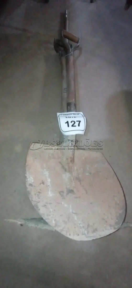 LOTE 127 - 01 ENXADA COM CABO E 02 PÁS COM CABO. (NO ESTADO) ATENÇÃO! FAZER A VISITAÇÃO ANTES DE ARREMATAR, NÃO SABEMOS SE FUNCIONA, LEILÃO NÃO TEM GARANTIA E NEM DEVOLUÇÃO, SUJEITO A POSSÍVEIS AVARIAS VISÍVEIS/OCULTAS