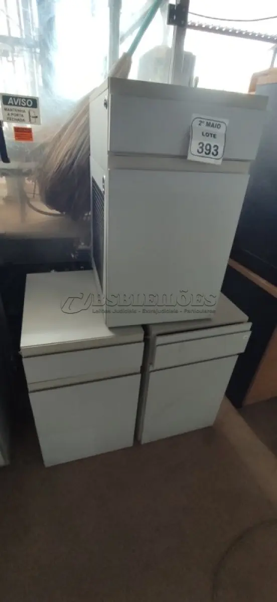 LOTE 393 - 03 ARMÁRIOS PARA CPU COM 01 PORTA E 01 GAVETA. (NO ESTADO) ATENÇÃO! FAZER A VISITAÇÃO ANTES DE ARREMATAR, NÃO SABEMOS SE FUNCIONA, LEILÃO NÃO TEM GARANTIA E NEM DEVOLUÇÃO, SUJEITO A POSSÍVEIS AVARIAS VISÍVEIS/OCULTAS E/OU AUSÊNCIA DE COMPONENTES.