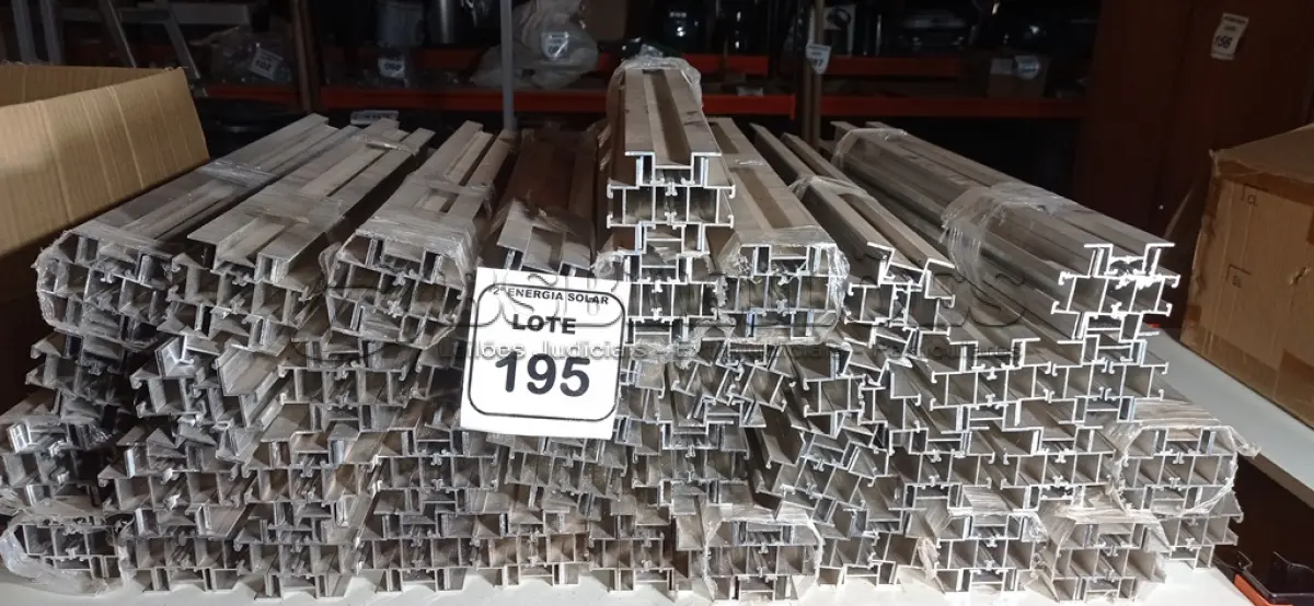 LOTE 195 - 01 LOTE COM PEDAÇOS DE TRILHOS EM ALUMÍNIO. (NO ESTADO) ATENÇÃO! FAZER A VISITAÇÃO ANTES DE ARREMATAR, NÃO SABEMOS SE FUNCIONA, LEILÃO NÃO TEM GARANTIA E NEM DEVOLUÇÃO, SUJEITO A POSSÍVEIS AVARIAS VISÍVEIS/OCULTAS E/OU AUSÊNCIA DE COMPONENTES.