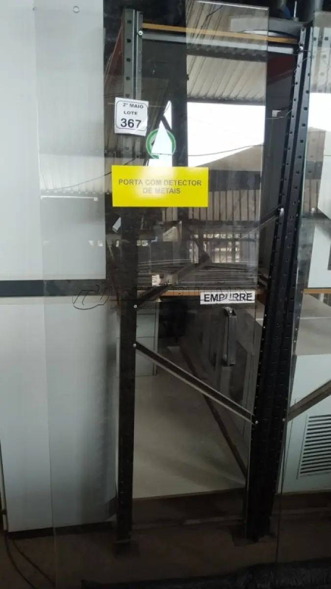 LOTE 367 - 01 PORTA DE VIDRO DE 2,06X0,69. (NO ESTADO) ATENÇÃO! FAZER A VISITAÇÃO ANTES DE ARREMATAR, NÃO SABEMOS SE FUNCIONA, LEILÃO NÃO TEM GARANTIA E NEM DEVOLUÇÃO, SUJEITO A POSSÍVEIS AVARIAS VISÍVEIS/OCULTAS E/OU AUSÊNCIA DE COMPONENTES.
