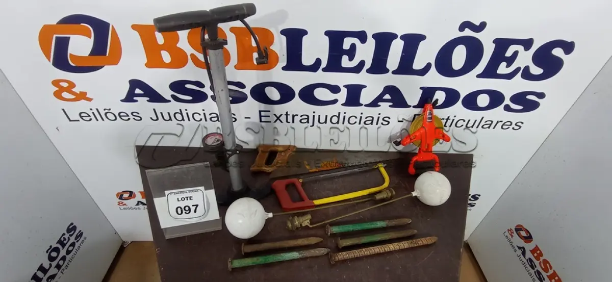 LOTE 097 - 02 BÓIAS PARA CAIXA D’ÁGUA, 01 BOMBA DE ENCHER PNEU, 01 TRENA E 01 ARCO DE SERRA  05 PONTEIROS.  (NO ESTADO) ATENÇÃO! FAZER A VISITAÇÃO ANTES DE ARREMATAR, NÃO SABEMOS SE FUNCIONA, LEILÃO NÃO TEM GARANTIA E NEM DEVOLUÇÃO, SUJEITO A POSSÍVEIS AVARIAS VISÍVEIS/OCULTAS E/OU AUSÊNCIA DE COMPONENTES.