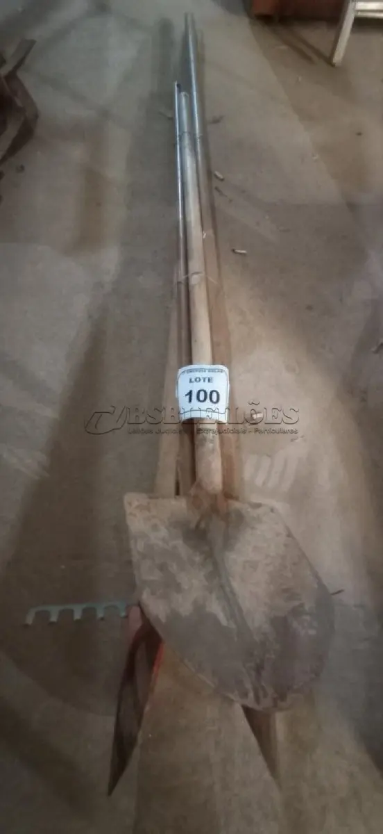 LOTE 100 - 01 CAVADEIRA MANUAL, 01 PÁ COM CABO E 01 RASTELO COM CABO. (NO ESTADO) ATENÇÃO! FAZER A VISITAÇÃO ANTES DE ARREMATAR, NÃO SABEMOS SE FUNCIONA, LEILÃO NÃO TEM GARANTIA E NEM DEVOLUÇÃO, SUJEITO A POSSÍVEIS AVARIAS VISÍVEIS/OCULTAS E/OU AUSÊNCIA DE COMPONENTES.