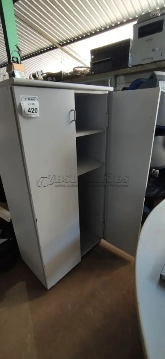 LOTE 420 - 01 ARMÁRIO ALTO EM FERRO E MADEIRA COM 02 PORTAS. (NO ESTADO) ATENÇÃO! FAZER A VISITAÇÃO ANTES DE ARREMATAR, NÃO SABEMOS SE FUNCIONA, LEILÃO NÃO TEM GARANTIA E NEM DEVOLUÇÃO, SUJEITO A POSSÍVEIS AVARIAS VISÍVEIS/OCULTAS E/OU AUSÊNCIA DE COMPONENTES.