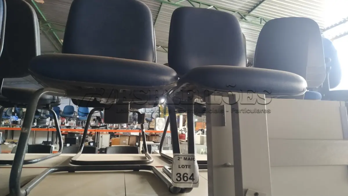 LOTE 364 - 02 CADEIRAS COM PÉS FIXOS NA COR AZUL. (NO ESTADO) ATENÇÃO! FAZER A VISITAÇÃO ANTES DE ARREMATAR, NÃO SABEMOS SE FUNCIONA, LEILÃO NÃO TEM GARANTIA E NEM DEVOLUÇÃO, SUJEITO A POSSÍVEIS AVARIAS VISÍVEIS/OCULTAS E/OU AUSÊNCIA DE COMPONENTES.