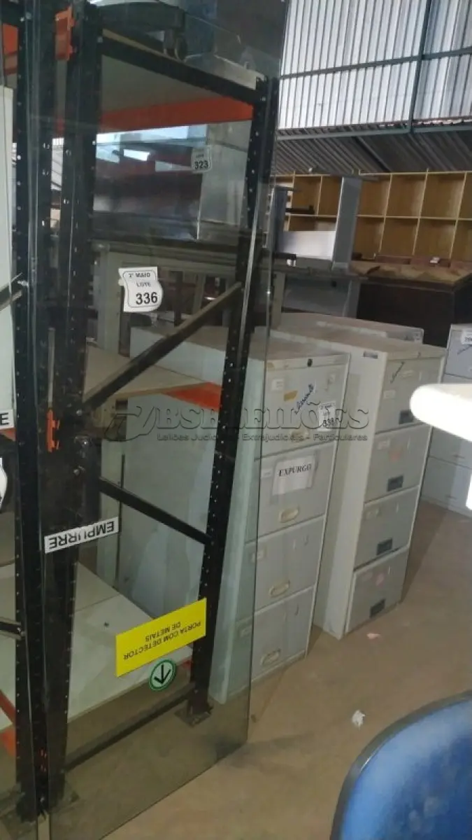 LOTE 336 - 01 PORTA DE VIDRO DE 2,06X0,69. (NO ESTADO) ATENÇÃO! FAZER A VISITAÇÃO ANTES DE ARREMATAR, NÃO SABEMOS SE FUNCIONA, LEILÃO NÃO TEM GARANTIA E NEM DEVOLUÇÃO, SUJEITO A POSSÍVEIS AVARIAS VISÍVEIS/OCULTAS E/OU AUSÊNCIA DE COMPONENTES.