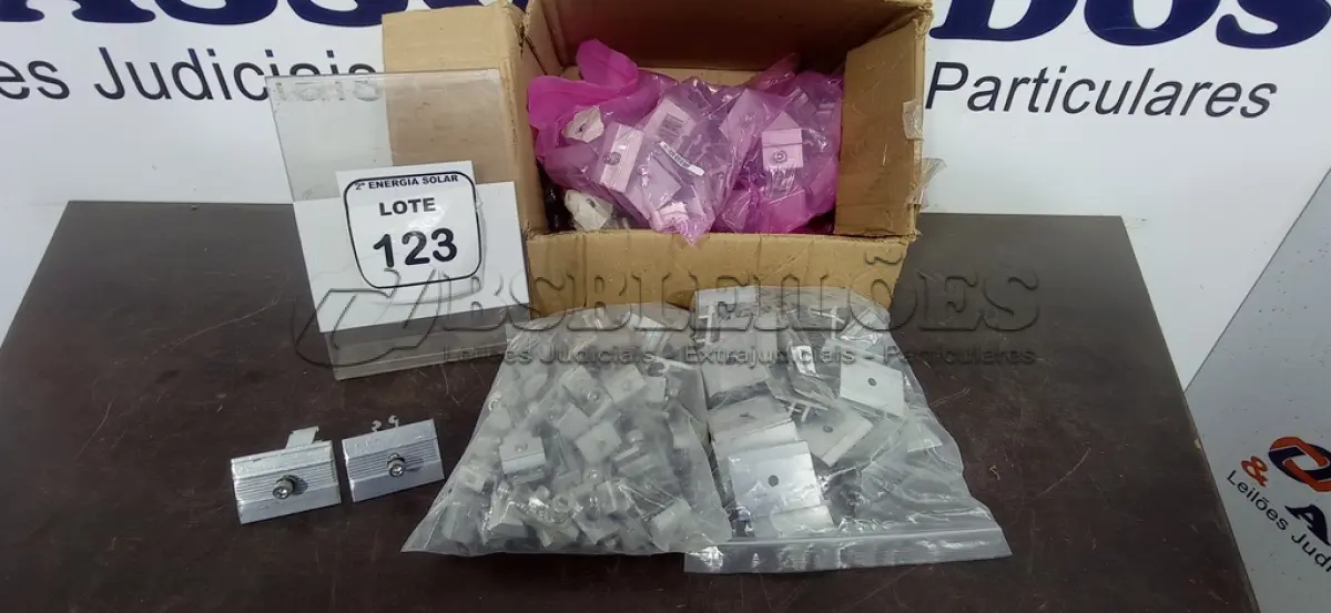LOTE 123 - 01 LOTE COM GRAMPOS INTERMEDIÁRIOS 35X40MM. (NO ESTADO) ATENÇÃO! FAZER A VISITAÇÃO ANTES DE ARREMATAR, NÃO SABEMOS SE FUNCIONA, LEILÃO NÃO TEM GARANTIA E NEM DEVOLUÇÃO, SUJEITO A POSSÍVEIS AVARIAS VISÍVEIS/OCULTAS E/OU AUSÊNCIA DE COMPONENTES.