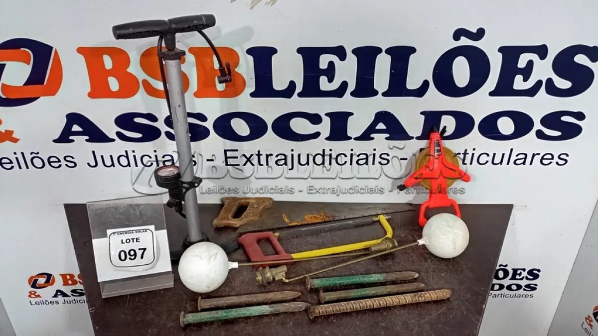 LOTE 097 - 02 BÓIAS PARA CAIXA D’ÁGUA, 01 BOMBA DE ENCHER PNEU, 01 TRENA E 01 ARCO DE SERRA  05 PONTEIROS.  (NO ESTADO) ATENÇÃO! FAZER A VISITAÇÃO ANTES DE ARREMATAR, NÃO SABEMOS SE FUNCIONA, LEILÃO NÃO TEM GARANTIA E NEM DEVOLUÇÃO, SUJEITO A POSSÍVEIS AVARIAS VISÍVEIS/OCULTAS E/OU AUSÊNCIA DE COMPONENTES.