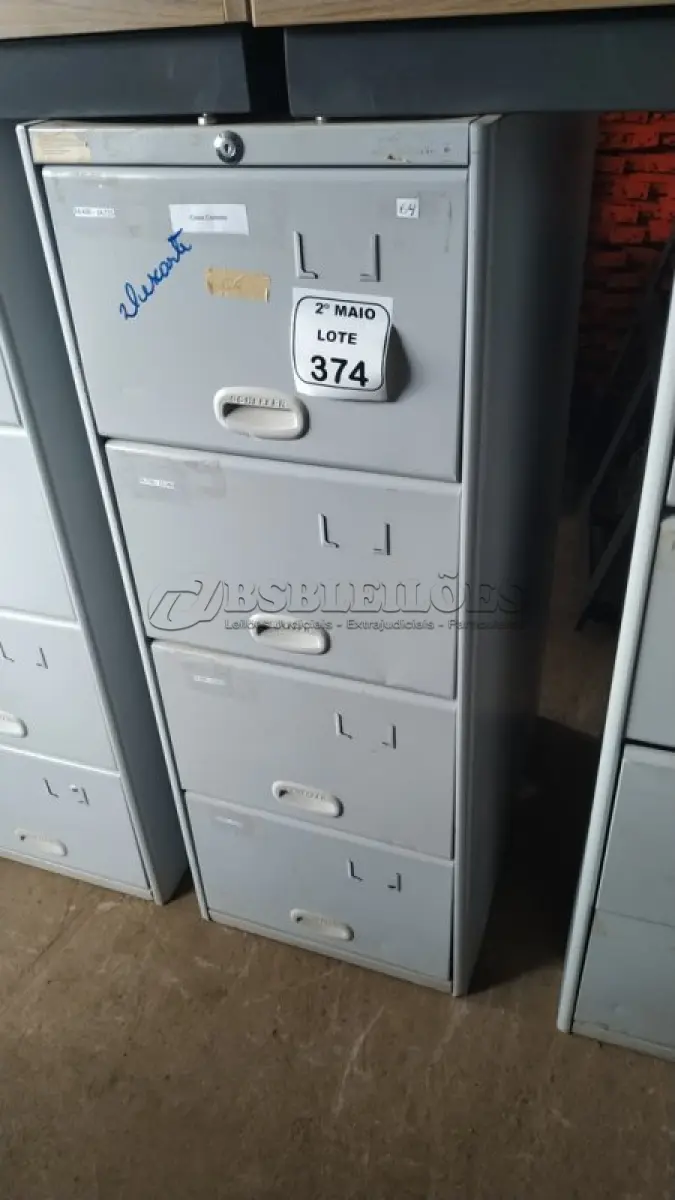 LOTE 374 - 01 ARQUIVO DE AÇO COM 04 GAVETAS. (NO ESTADO) ATENÇÃO! FAZER A VISITAÇÃO ANTES DE ARREMATAR, NÃO SABEMOS SE FUNCIONA, LEILÃO NÃO TEM GARANTIA E NEM DEVOLUÇÃO, SUJEITO A POSSÍVEIS AVARIAS VISÍVEIS/OCULTAS E/OU AUSÊNCIA DE COMPONENTES.