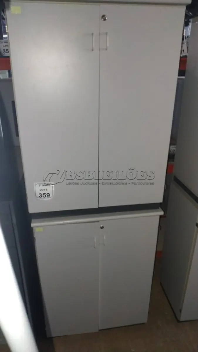 LOTE 359 - 02 ARMÁRIOS EM MADEIRA COM 02 PORTAS CADA. (NO ESTADO) ATENÇÃO! FAZER A VISITAÇÃO ANTES DE ARREMATAR, NÃO SABEMOS SE FUNCIONA, LEILÃO NÃO TEM GARANTIA E NEM DEVOLUÇÃO, SUJEITO A POSSÍVEIS AVARIAS VISÍVEIS/OCULTAS E/OU AUSÊNCIA DE COMPONENTES.