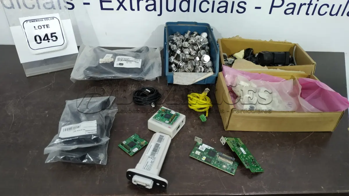 LOTE 045 - 01 CONVERSOR ABB SOLAR PVI-USB RS32-485 E 01 CAIXA COM PARAFUSOS SEXT 3/8X1.1/4. (NO ESTADO) ATENÇÃO! FAZER A VISITAÇÃO ANTES DE ARREMATAR, NÃO SABEMOS SE FUNCIONA, LEILÃO NÃO TEM GARANTIA E NEM DEVOLUÇÃO, SUJEITO A POSSÍVEIS AVARIAS VISÍVEIS/OCULTAS E/OU AUSÊNCIA DE COMPONENTES.