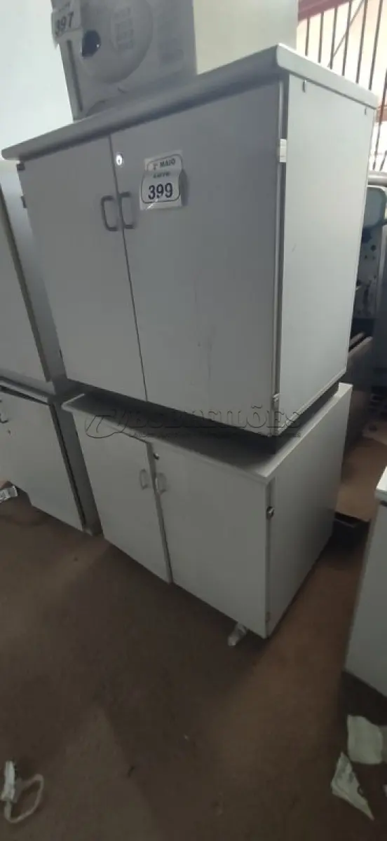 LOTE 399 - 02 ARMÁRIOS BAIXOS EM MADEIRA COM 02 PORTAS. (NO ESTADO) ATENÇÃO! FAZER A VISITAÇÃO ANTES DE ARREMATAR, NÃO SABEMOS SE FUNCIONA, LEILÃO NÃO TEM GARANTIA E NEM DEVOLUÇÃO, SUJEITO A POSSÍVEIS AVARIAS VISÍVEIS/OCULTAS E/OU AUSÊNCIA DE COMPONENTES.