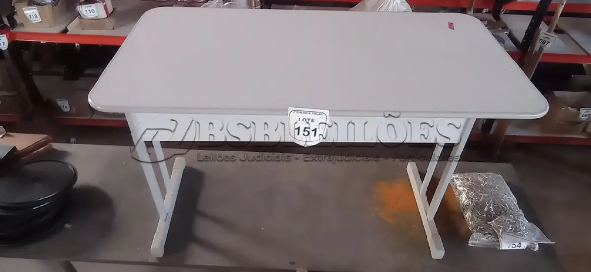 LOTE 151 - 01 MESA EM MADEIRA COM PÉS EM FERRO COM 02 GAVETAS PARA ESCRITÓRIO. (NO ESTADO) ATENÇÃO! FAZER A VISITAÇÃO ANTES DE ARREMATAR, NÃO SABEMOS SE FUNCIONA, LEILÃO NÃO TEM GARANTIA E NEM DEVOLUÇÃO, SUJEITO A POSSÍVEIS AVARIAS VISÍVEIS/OCULTAS E/OU AUSÊNCIA DE COMPONENTES.