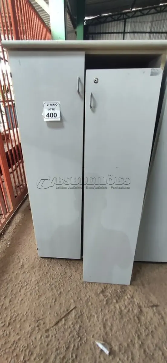 LOTE 400 - 01 ARMÁRIO BAIXO EM MADEIRA COM 02 PORTAS. (NO ESTADO) ATENÇÃO! FAZER A VISITAÇÃO ANTES DE ARREMATAR, NÃO SABEMOS SE FUNCIONA, LEILÃO NÃO TEM GARANTIA E NEM DEVOLUÇÃO, SUJEITO A POSSÍVEIS AVARIAS VISÍVEIS/OCULTAS E/OU AUSÊNCIA DE COMPONENTES.