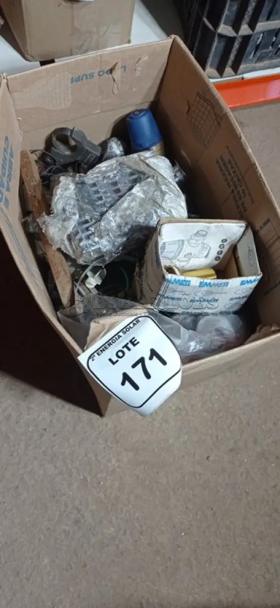LOTE 171 - 01 CAIXA COM PARAFUSOS DIVERSOS, MARTELO, VÁLVULA DE PRESSÃO E 04 PONTEIROS. (NO ESTADO (NO ESTADO) ATENÇÃO! FAZER A VISITAÇÃO ANTES DE ARREMATAR, NÃO SABEMOS SE FUNCIONA, LEILÃO NÃO TEM GARANTIA E NEM DEVOLUÇÃO, SUJEITO A POSSÍVEIS AVARIAS VISÍVEIS/OCULTAS E/OU AUSÊNCIA DE COMPONENTES.