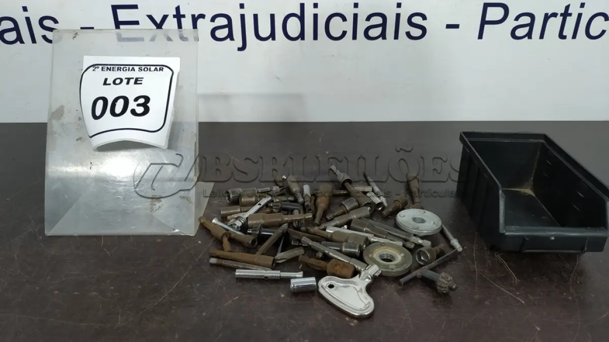 LOTE 003 - 01 CAIXA COM CHAVE PARA MANDRIL E CHAVES MAGNÉTICAS DIVERSAS. (NO ESTADO) ATENÇÃO! FAZER A VISITAÇÃO ANTES DE ARREMATAR, NÃO SABEMOS SE FUNCIONA, LEILÃO NÃO TEM GARANTIA E NEM DEVOLUÇÃO, SUJEITO A POSSÍVEIS AVARIAS VISÍVEIS/OCULTAS E/OU AUSÊNCIA DE COMPONENTES.