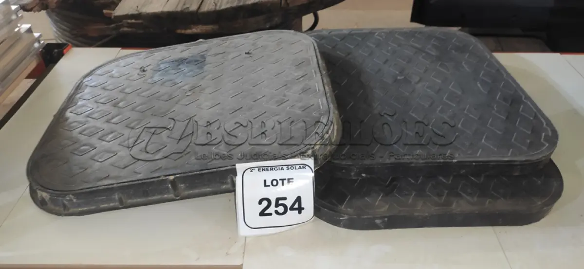 LOTE 254 - 03 TAMPAS PARA CAIXA ESGOTO. (NO ESTADO) ATENÇÃO! FAZER A VISITAÇÃO ANTES DE ARREMATAR, NÃO SABEMOS SE FUNCIONA, LEILÃO NÃO TEM GARANTIA E NEM DEVOLUÇÃO, SUJEITO A POSSÍVEIS AVARIAS VISÍVEIS/OCULTAS E/OU 