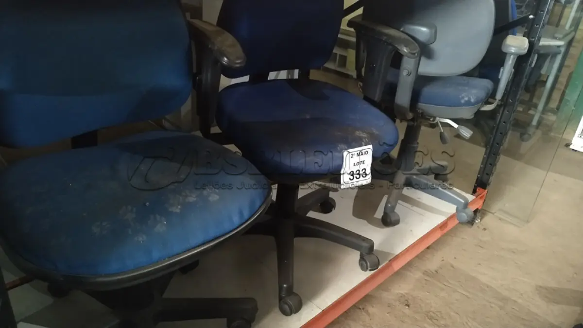 LOTE 333 - 03 CADEIRAS DE ESCRITÓRIO GIRATÓRIAS NA COR AZUL. (NO ESTADO) ATENÇÃO! FAZER A VISITAÇÃO ANTES DE ARREMATAR, NÃO SABEMOS SE FUNCIONA, LEILÃO NÃO TEM GARANTIA E NEM DEVOLUÇÃO, SUJEITO A POSSÍVEIS AVARIAS VISÍVEIS/OCULTAS E/OU AUSÊNCIA DE COMPONENTES.