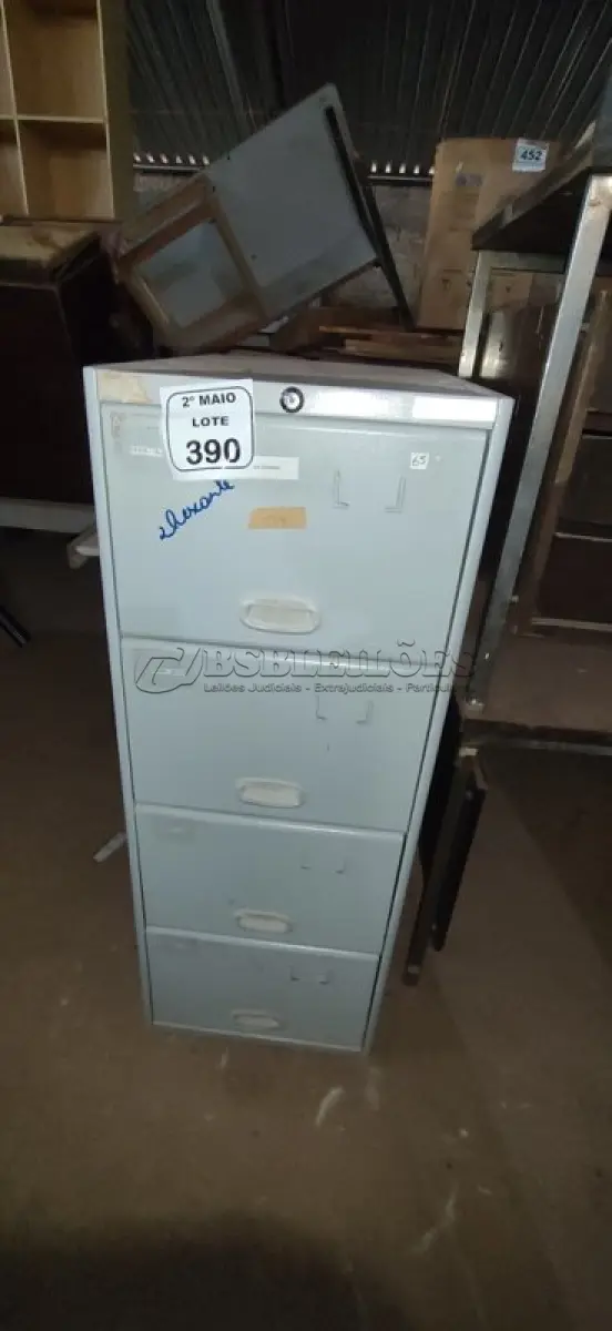 LOTE 390 - 01 ARQUIVO DE AÇO COM 04 GAVETAS. (NO ESTADO) ATENÇÃO! FAZER A VISITAÇÃO ANTES DE ARREMATAR, NÃO SABEMOS SE FUNCIONA, LEILÃO NÃO TEM GARANTIA E NEM DEVOLUÇÃO, SUJEITO A POSSÍVEIS AVARIAS VISÍVEIS/OCULTAS E/OU AUSÊNCIA DE COMPONENTES.