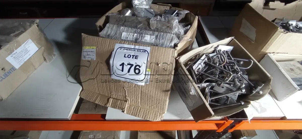 LOTE 176 - 01 CAIXA DE FIXADOR DE GRAMPO INTERMEDIÁRIO. (NO ESTADO) ATENÇÃO! FAZER A VISITAÇÃO ANTES DE ARREMATAR, NÃO SABEMOS SE FUNCIONA, LEILÃO NÃO TEM GARANTIA E NEM DEVOLUÇÃO, SUJEITO A POSSÍVEIS AVARIAS VISÍVEIS/OCULTAS E/OU AUSÊNCIA DE COMPONENTES.