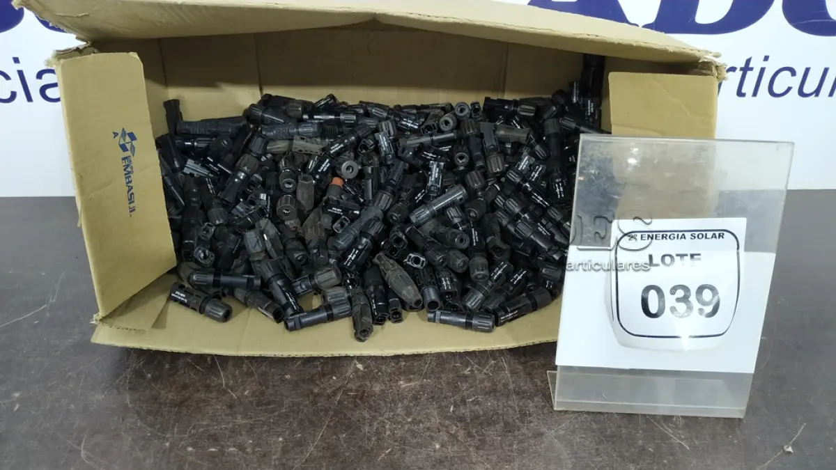 LOTE 039 - 01 CAIXA COM CONECTORES MC4 PARA PAINEL SOLAR. (NO ESTADO) ATENÇÃO! FAZER A VISITAÇÃO ANTES DE ARREMATAR, NÃO SABEMOS SE FUNCIONA, LEILÃO NÃO TEM GARANTIA E NEM DEVOLUÇÃO, SUJEITO A POSSÍVEIS AVARIAS VISÍVEIS/OCULTAS E/OU AUSÊNCIA DE COMPONENTES.