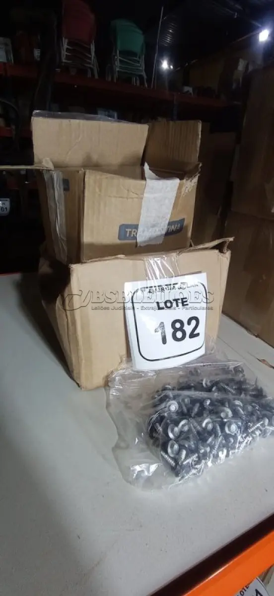 LOTE 182 - 01 CAIXA COM PARAFUSOS SEXTAVADOS AUTO BROCANTE 5.5X25. (NO ESTADO) ATENÇÃO! FAZER A VISITAÇÃO ANTES DE ARREMATAR, NÃO SABEMOS SE FUNCIONA, LEILÃO NÃO TEM GARANTIA E NEM DEVOLUÇÃO, SUJEITO A POSSÍVEIS AVARIAS VISÍVEIS/OCULTAS E/OU AUSÊNCIA DE COMPONENTES.