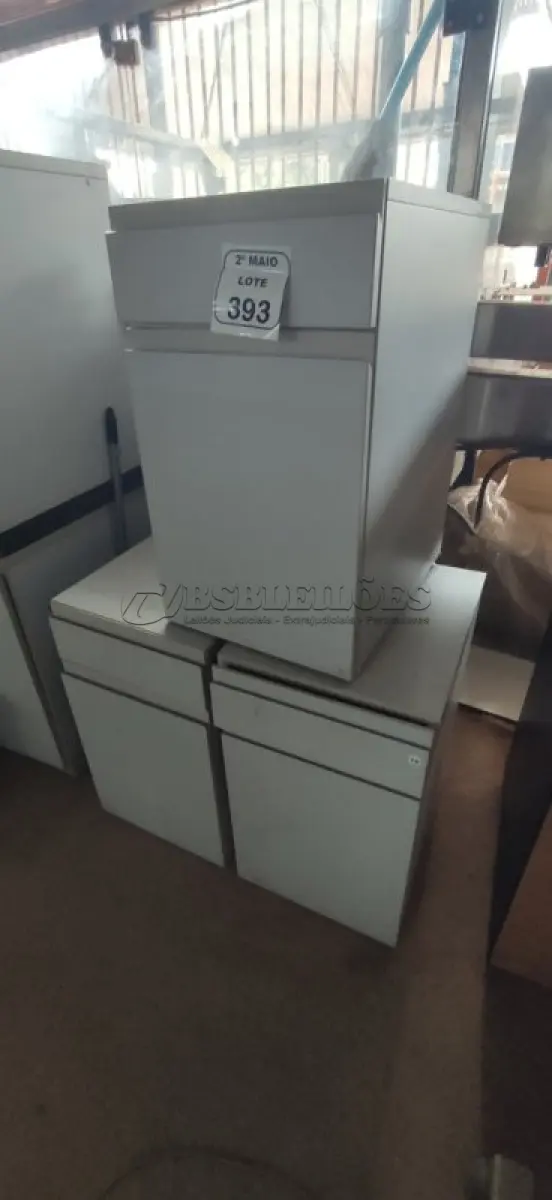 LOTE 393 - 03 ARMÁRIOS PARA CPU COM 01 PORTA E 01 GAVETA. (NO ESTADO) ATENÇÃO! FAZER A VISITAÇÃO ANTES DE ARREMATAR, NÃO SABEMOS SE FUNCIONA, LEILÃO NÃO TEM GARANTIA E NEM DEVOLUÇÃO, SUJEITO A POSSÍVEIS AVARIAS VISÍVEIS/OCULTAS E/OU AUSÊNCIA DE COMPONENTES.
