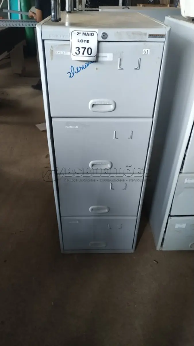 LOTE 370 - 01 ARQUIVO DE AÇO COM 04 GAVETAS. (NO ESTADO) ATENÇÃO! FAZER A VISITAÇÃO ANTES DE ARREMATAR, NÃO SABEMOS SE FUNCIONA, LEILÃO NÃO TEM GARANTIA E NEM DEVOLUÇÃO, SUJEITO A POSSÍVEIS AVARIAS VISÍVEIS/OCULTAS E/OU AUSÊNCIA DE COMPONENTES.