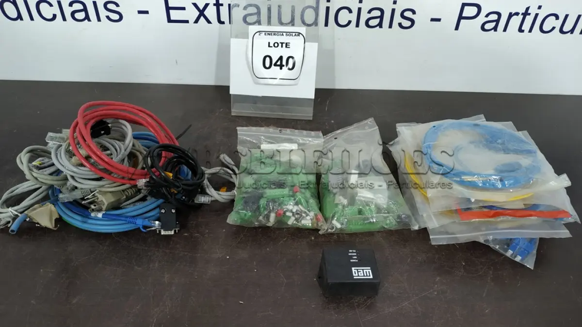 LOTE 040 - 01 CAIXA COM CABOS DIVERSOS. (NO ESTADO) ATENÇÃO! FAZER A VISITAÇÃO ANTES DE ARREMATAR, NÃO SABEMOS SE FUNCIONA, LEILÃO NÃO TEM GARANTIA E NEM DEVOLUÇÃO, SUJEITO A POSSÍVEIS AVARIAS VISÍVEIS/OCULTAS E/OU AUSÊNCIA DE COMPONENTES.