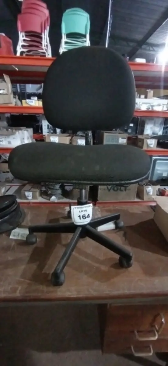 LOTE 164 - 01 CADEIRA GIRATÓRIA PARA ESCRITÓRIO. (NO ESTADO) ATENÇÃO! FAZER A VISITAÇÃO ANTES DE ARREMATAR, NÃO SABEMOS SE FUNCIONA, LEILÃO NÃO TEM GARANTIA E NEM DEVOLUÇÃO, SUJEITO A POSSÍVEIS AVARIAS VISÍVEIS/OCULTAS