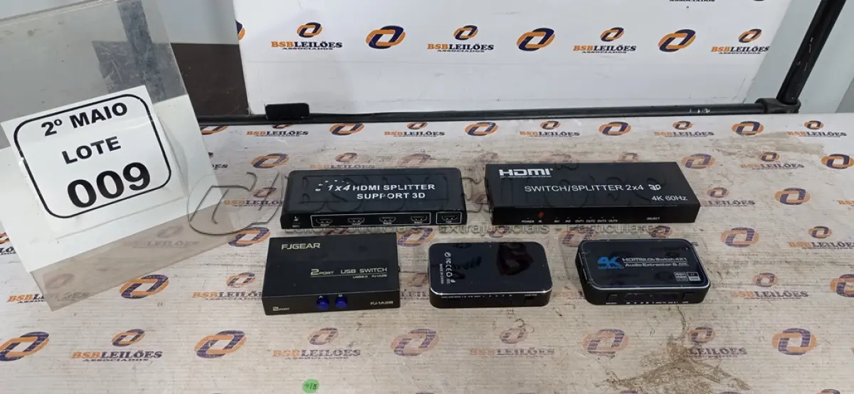 LOTE 009 - 05 HDMI SWITCHES DE MARCAS E MODELOS DIVERSOS. (NO ESTADO) ATENÇÃO! FAZER A VISITAÇÃO ANTES DE ARREMATAR, NÃO SABEMOS SE FUNCIONA, LEILÃO NÃO TEM GARANTIA E NEM DEVOLUÇÃO, SUJEITO A POSSÍVEIS AVARIAS VISÍVEIS/OCULTAS E/OU AUSÊNCIA DE COMPONENTES.