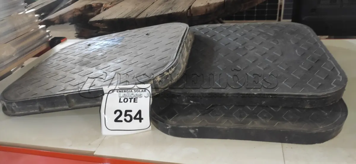LOTE 254 - 03 TAMPAS PARA CAIXA ESGOTO. (NO ESTADO) ATENÇÃO! FAZER A VISITAÇÃO ANTES DE ARREMATAR, NÃO SABEMOS SE FUNCIONA, LEILÃO NÃO TEM GARANTIA E NEM DEVOLUÇÃO, SUJEITO A POSSÍVEIS AVARIAS VISÍVEIS/OCULTAS E/OU 
