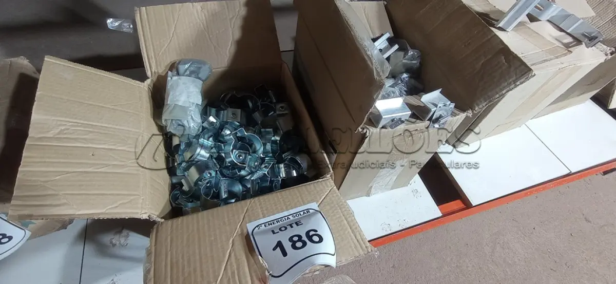 LOTE 186 - 01 CAIXA COM GRAMPO INTERMEDIÁRIO E 01 CAIXA COM ABRAÇADEIRA COPO. (NO ESTADO) ATENÇÃO! FAZER A VISITAÇÃO ANTES DE ARREMATAR, NÃO SABEMOS SE FUNCIONA, LEILÃO NÃO TEM GARANTIA E NEM DEVOLUÇÃO, SUJEITO A POSSÍVEIS AVARIAS VISÍVEIS/OCULTAS E/OU AUSÊNCIA DE COMPONENTES.