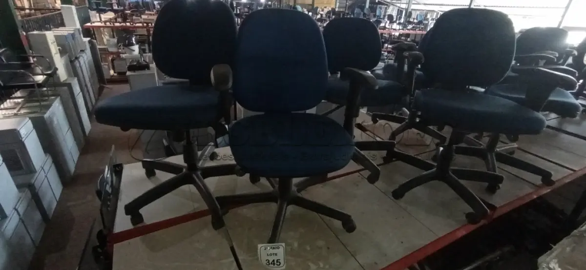 LOTE 345 - 04 CADEIRAS GIRATÓRIAS NA COR AZUL. (NO ESTADO) ATENÇÃO! FAZER A VISITAÇÃO ANTES DE ARREMATAR, NÃO SABEMOS SE FUNCIONA, LEILÃO NÃO TEM GARANTIA E NEM DEVOLUÇÃO, SUJEITO A POSSÍVEIS AVARIAS VISÍVEIS/OCULTAS E/OU AUSÊNCIA DE COMPONENTES.