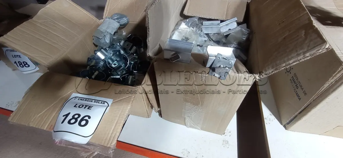 LOTE 186 - 01 CAIXA COM GRAMPO INTERMEDIÁRIO E 01 CAIXA COM ABRAÇADEIRA COPO. (NO ESTADO) ATENÇÃO! FAZER A VISITAÇÃO ANTES DE ARREMATAR, NÃO SABEMOS SE FUNCIONA, LEILÃO NÃO TEM GARANTIA E NEM DEVOLUÇÃO, SUJEITO A POSSÍVEIS AVARIAS VISÍVEIS/OCULTAS E/OU AUSÊNCIA DE COMPONENTES.