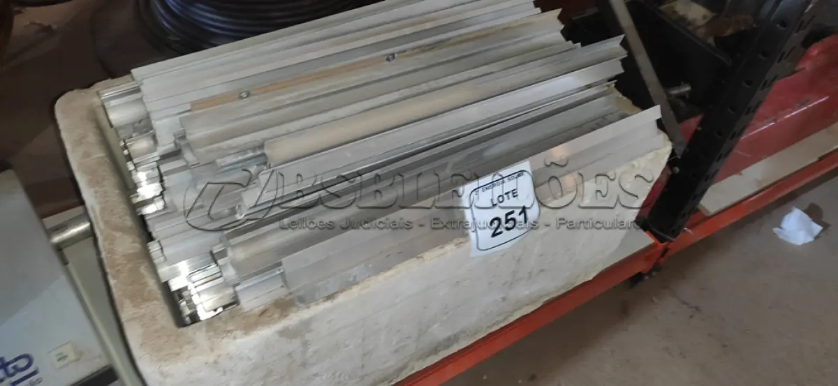 LOTE 251 - 01 LOTE COM PEDAÇOS DE TRILHOS EM ALUMÍNIO. (NO ESTADO) ATENÇÃO! FAZER A VISITAÇÃO ANTES DE ARREMATAR, NÃO SABEMOS SE FUNCIONA, LEILÃO NÃO TEM GARANTIA E NEM DEVOLUÇÃO, SUJEITO A POSSÍVEIS AVARIAS VISÍVEIS/OCULTAS E/OU AUSÊNCIA DE COMPONENTES.