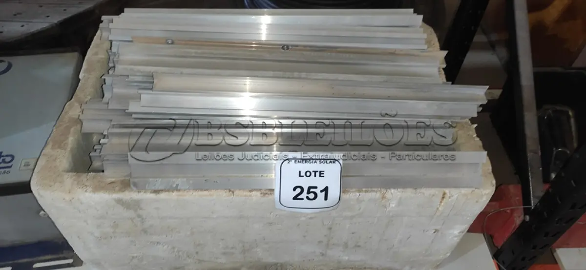 LOTE 251 - 01 LOTE COM PEDAÇOS DE TRILHOS EM ALUMÍNIO. (NO ESTADO) ATENÇÃO! FAZER A VISITAÇÃO ANTES DE ARREMATAR, NÃO SABEMOS SE FUNCIONA, LEILÃO NÃO TEM GARANTIA E NEM DEVOLUÇÃO, SUJEITO A POSSÍVEIS AVARIAS VISÍVEIS/OCULTAS E/OU AUSÊNCIA DE COMPONENTES.