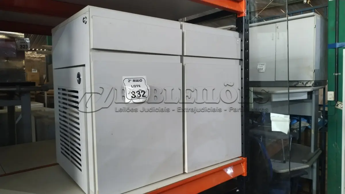 LOTE 332 - 02 ARMÁRIOS PARA CPU COM 01 PORTA E 01 GAVETA. (NO ESTADO) ATENÇÃO! FAZER A VISITAÇÃO ANTES DE ARREMATAR, NÃO SABEMOS SE FUNCIONA, LEILÃO NÃO TEM GARANTIA E NEM DEVOLUÇÃO, SUJEITO A POSSÍVEIS AVARIAS VISÍVEIS/OCULTAS E/OU AUSÊNCIA DE COMPONENTES.