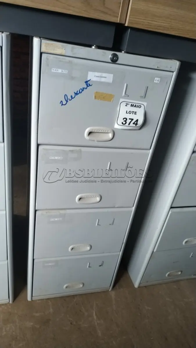 LOTE 374 - 01 ARQUIVO DE AÇO COM 04 GAVETAS. (NO ESTADO) ATENÇÃO! FAZER A VISITAÇÃO ANTES DE ARREMATAR, NÃO SABEMOS SE FUNCIONA, LEILÃO NÃO TEM GARANTIA E NEM DEVOLUÇÃO, SUJEITO A POSSÍVEIS AVARIAS VISÍVEIS/OCULTAS E/OU AUSÊNCIA DE COMPONENTES.