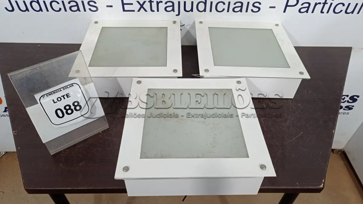 LOTE 088 - 03 LUMINÁRIAS PLAFOM DE EMBUTIR. (NO ESTADO) ATENÇÃO! FAZER A VISITAÇÃO ANTES DE ARREMATAR, NÃO SABEMOS SE FUNCIONA, LEILÃO NÃO TEM GARANTIA E NEM DEVOLUÇÃO, SUJEITO A POSSÍVEIS AVARIAS VISÍVEIS/OCULTAS E/OU AUSÊNCIA DE COMPONENTES.
