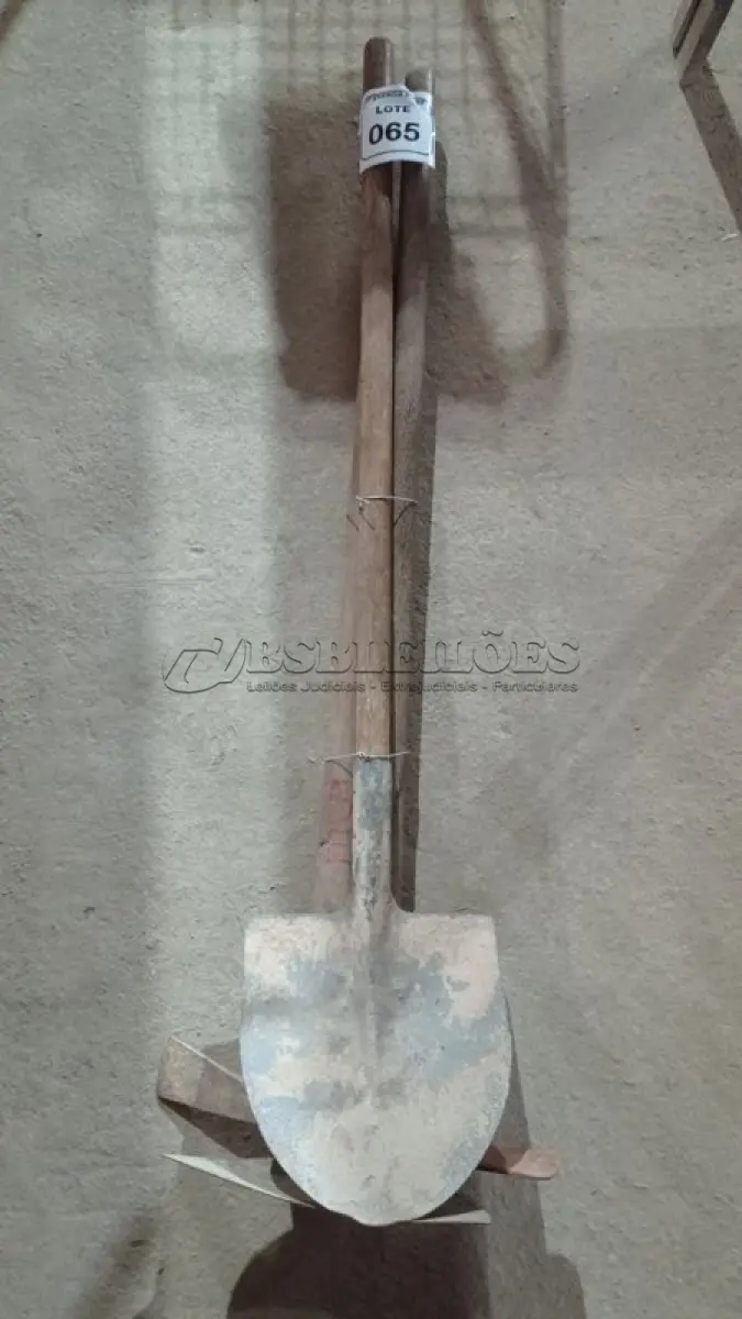 LOTE 065 - 01 PÁ COM CABO, 01 ENXADA COM CABO E 01 CHIBANCA COM CABO. (NO ESTADO) ATENÇÃO! FAZER A VISITAÇÃO ANTES DE ARREMATAR, NÃO SABEMOS SE FUNCIONA, LEILÃO NÃO TEM GARANTIA E NEM DEVOLUÇÃO, SUJEITO A POSSÍVEIS AVARIAS VISÍVEIS/OCULTAS E/OU AUSÊNCIA DE COMPONENTES.